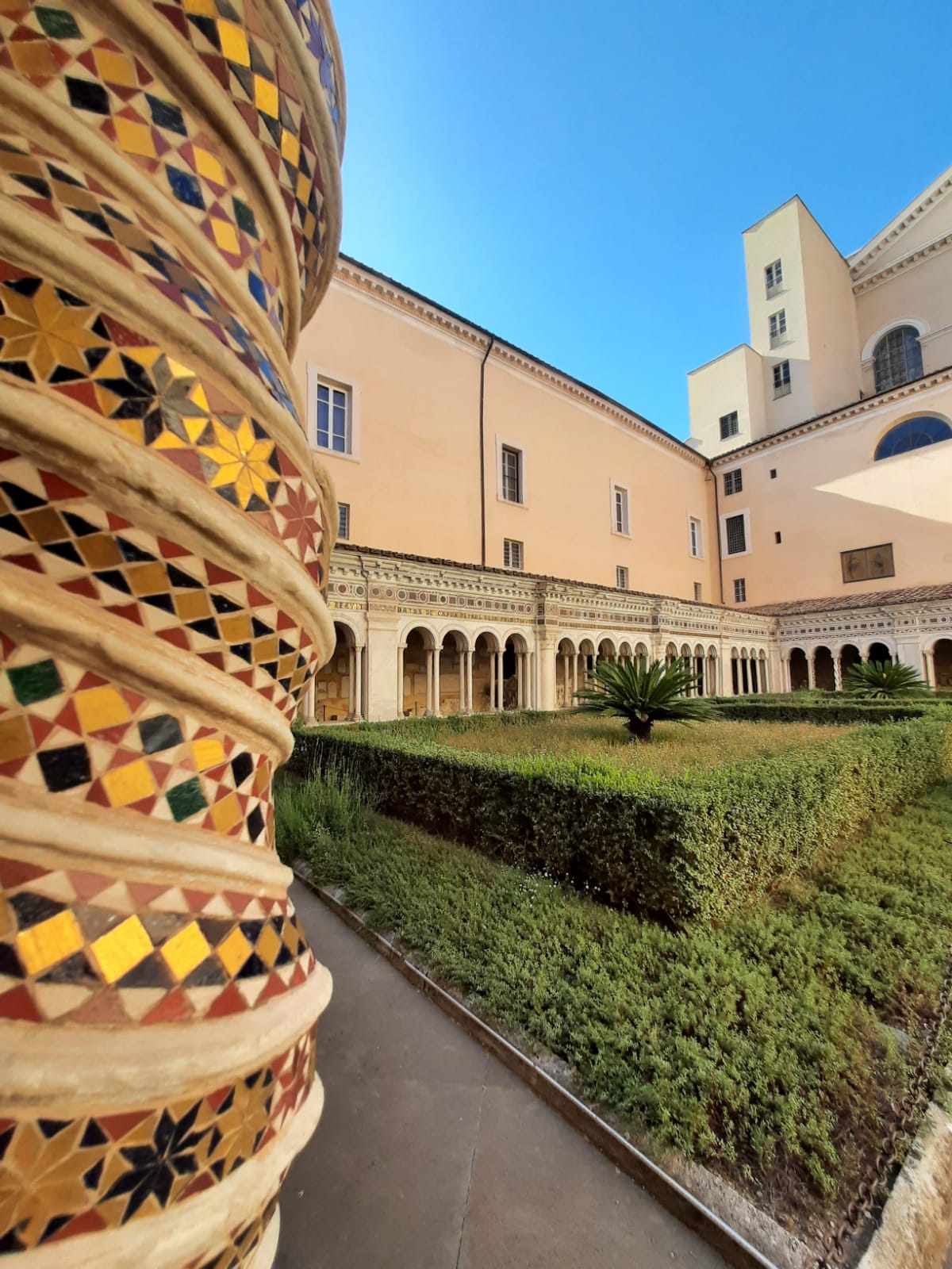 UN VIAGGIO NELL'ANTICA SPEZIERIA MONASTICA DELLA BASILICA DI SAN PAOLO FUORI LE MURA 