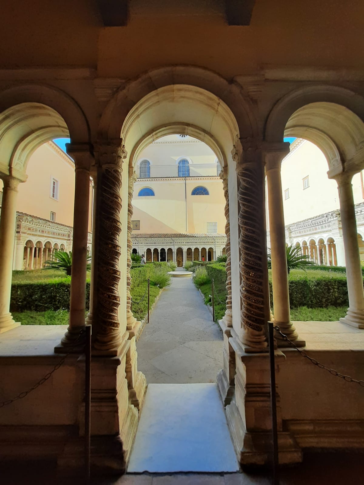UN VIAGGIO NELL'ANTICA SPEZIERIA MONASTICA DELLA BASILICA DI SAN PAOLO FUORI LE MURA 