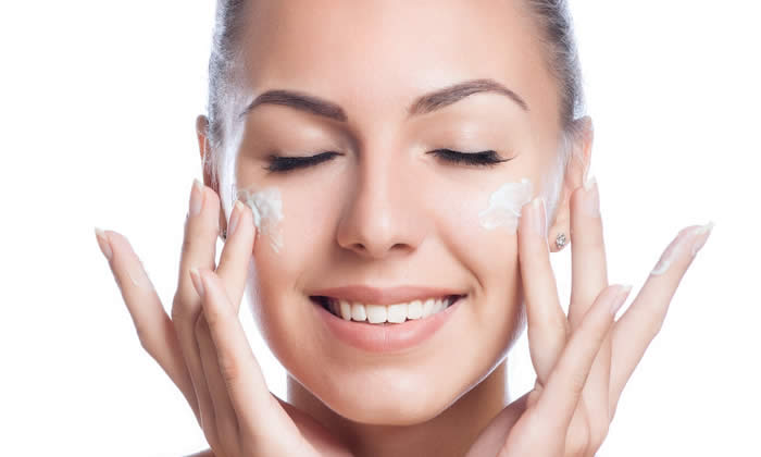Applicare sulla nostra pelle prodotti a base di acido ialuronico è la carta vincente contro l'invecchiamento.