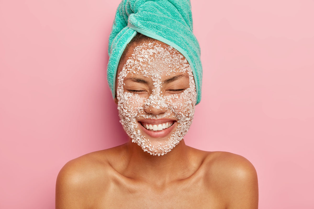 Lezioni di skincare: lo scrub viso? Delicato!